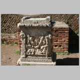0947 ostia - regio ii - insula vii - sacello dell'ara dei gemelli (ii,vii,3) - altarstein romulus und remus - hier vor ort vorderseite.jpg